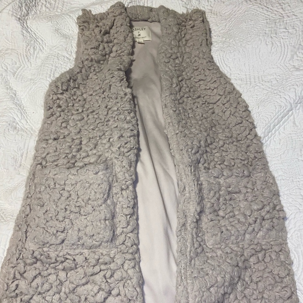 Beige fur vest by ashley 26 internationals with pockets